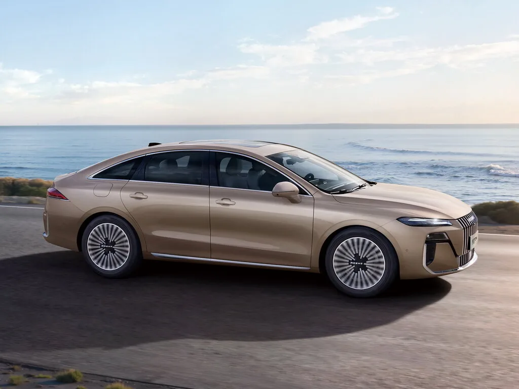 Roewe M7 DMH цвета шампань на побережье