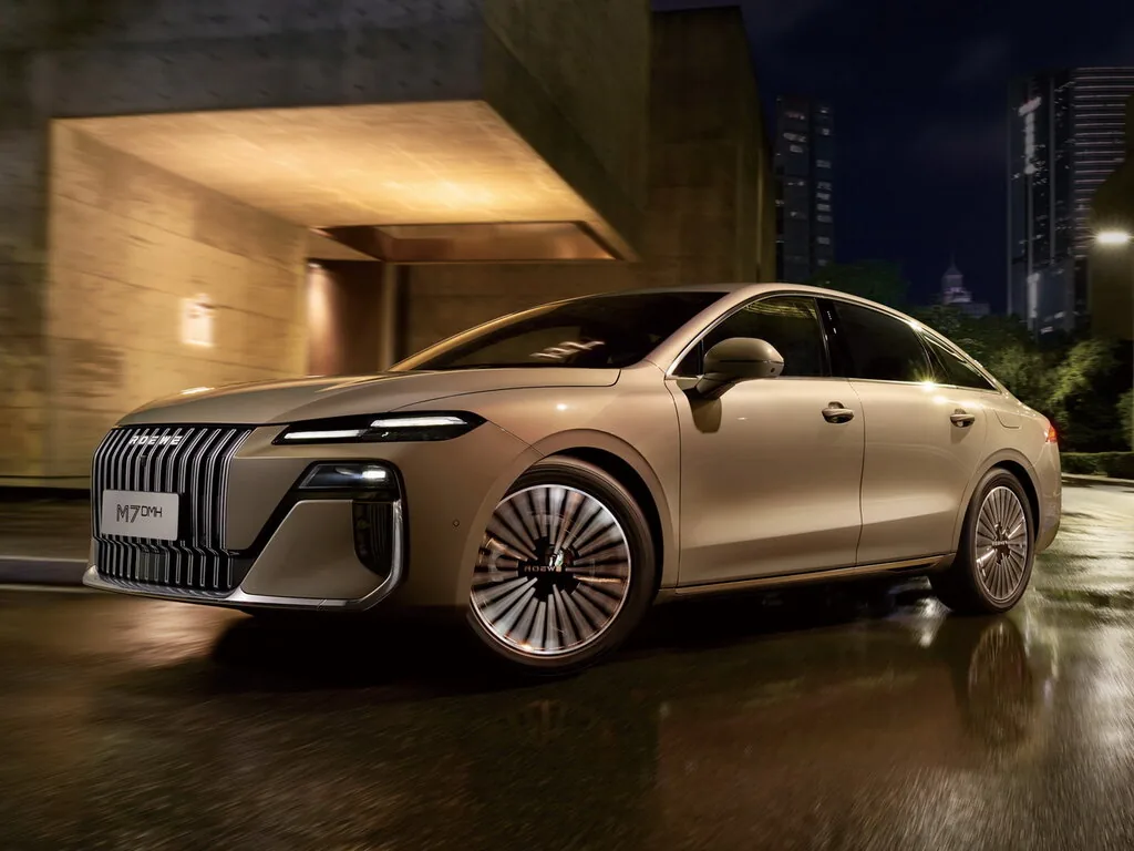 Roewe M7 DMH цвета шампань вечером