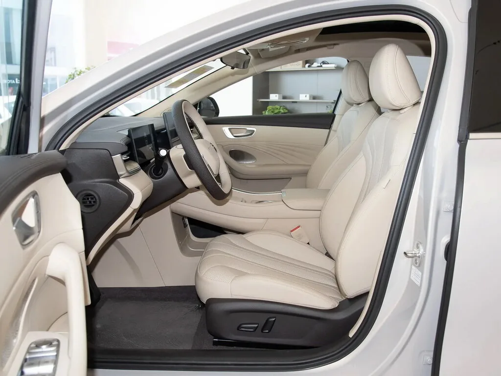 Передние сиденья Roewe M7 DMH в светлой коже