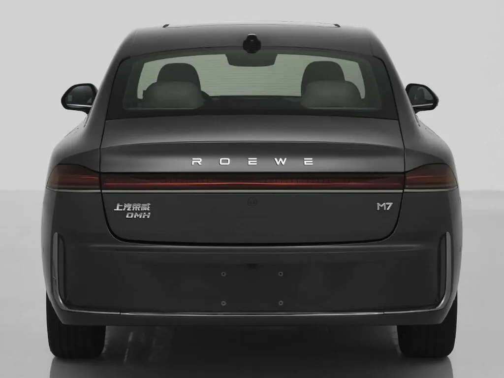 Roewe M7 DMH сзади: сквозной фонарь и надпись ROEWE