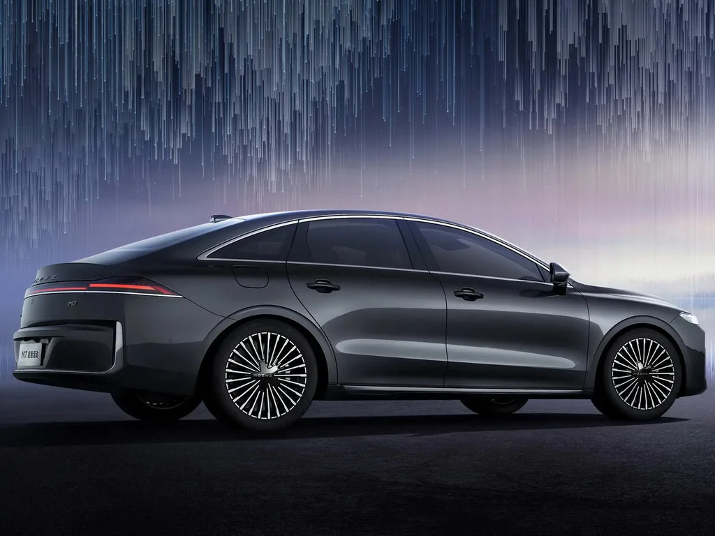 Roewe M7 DMH сбоку: силуэт седана длиной 4940 мм
